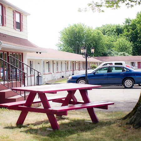 Steelhead Inn Erie Exterior photo